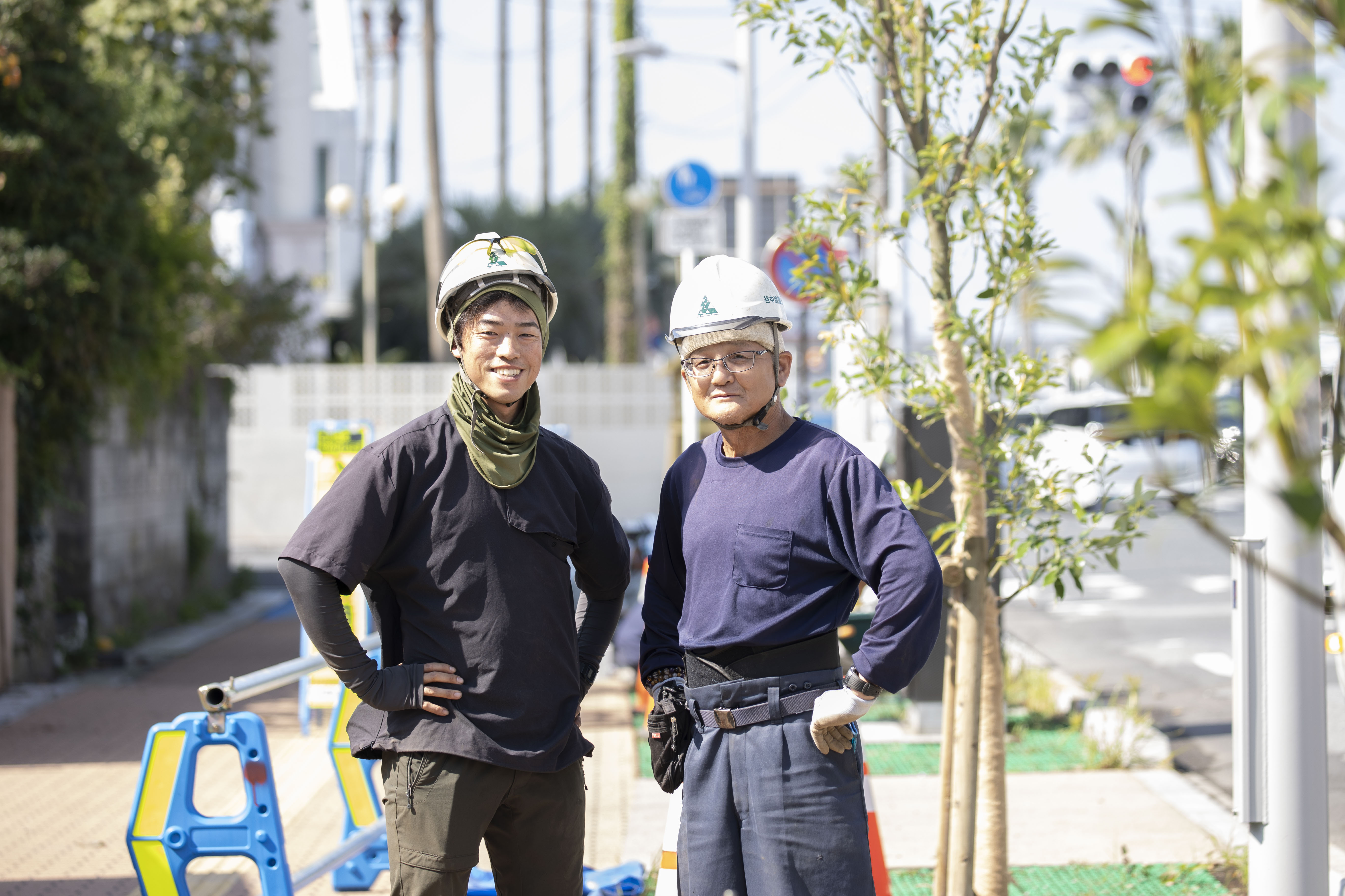 植栽の現場で並ぶ二人のスタッフ